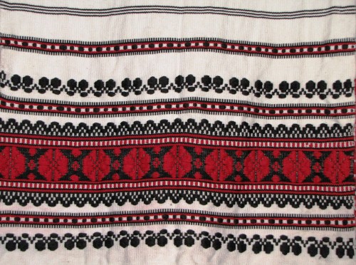 Традиционный румынский узор на вышивке 2