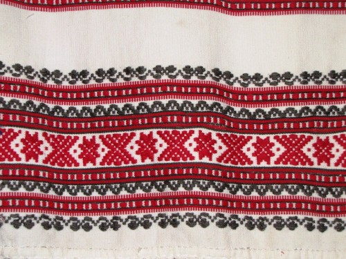 Традиционный румынский узор на вышивке 3