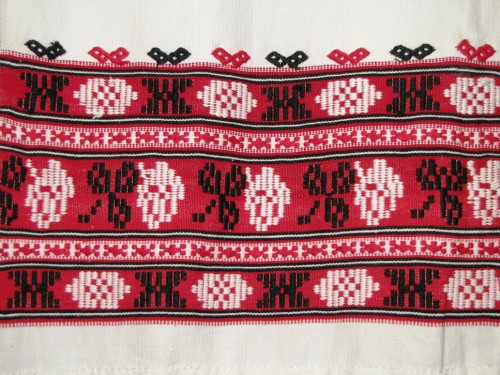 Традиционный румынский узор на вышивке 5