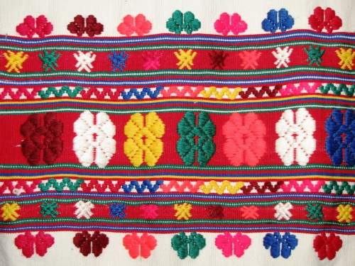 Традиционный румынский узор на вышивке 6