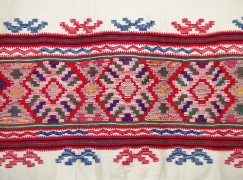 Традиционный румынский узор на вышивке 7